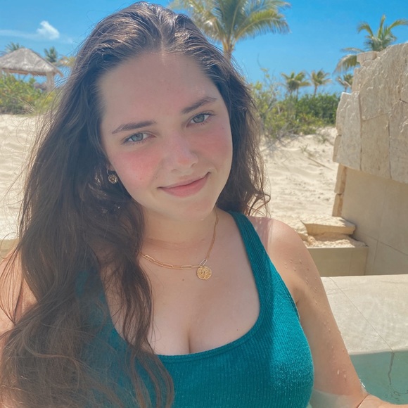 Meet your Posher, Alea - Picture 2 of 3